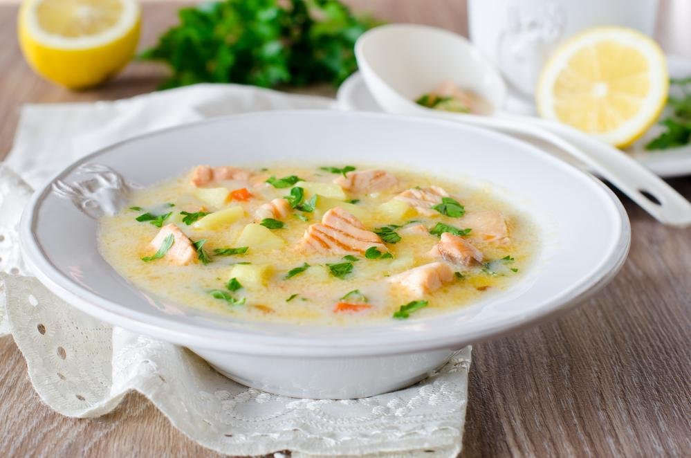Уха з червоною рибою і вершками
