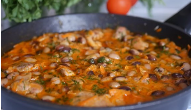 Курка з квасолею та овочами в соусі
