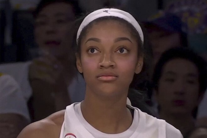 ВІДЕО. У WNBA знову кинули секс-іграшку на майданчик