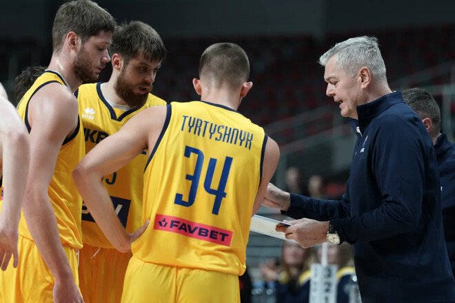 Тренер збірної України розповів, чого чекає від Греції та Чорногорії