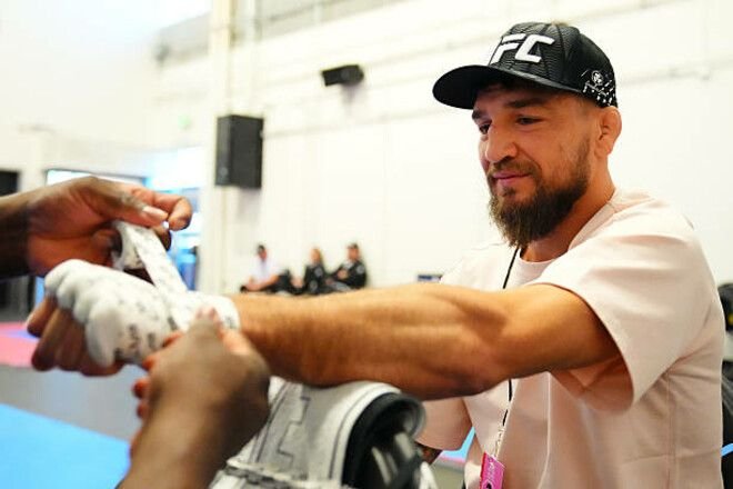 Амосов здивував деталями контракту з UFC: «Довічне рабство»