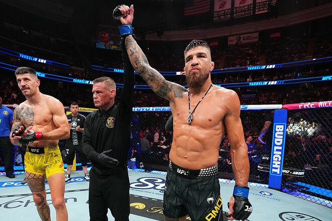 «Він поб'є Махачева». Амосов знищив Альвареса і став зіркою UFC 328