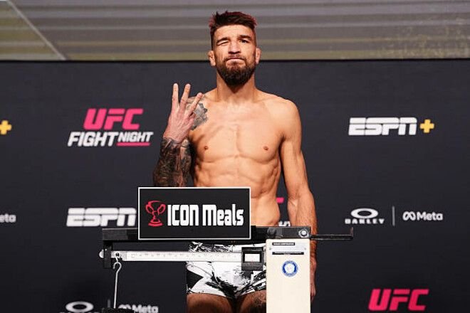 Українець Амосов вперше потрапить в рейтинг UFC і замінить іменитого бійця