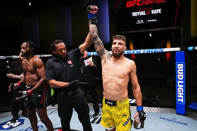 Амосов і анаконда. Українець успішно дебютував в UFC, задушивши Магні!